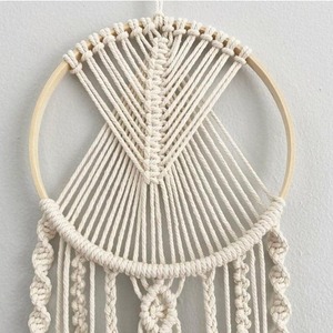 Chasseur de rêves moderne fait à la main en macramé Tenture murale en coton tissé Attrape-rêves Décoratif Boho Accent pour chambre à coucher - Product Image 4