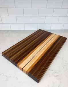 Planche à découper ronde en bois d'acacia durable, moderne, multifonctionnelle, naturelle, avec poignée en corde, pour servir des charcuteries, des pizzas, du fromage - Product Image 3