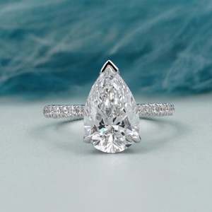 Anillo de Compromiso con Diamante Cultivado en Laboratorio Certificado por IGI, con Banda Pavé y Halo Oculto, Estilo Pera - Product Image 1