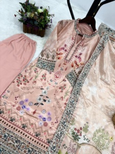 Ensemble kurta à l'allure de soirée avec une belle impression numérique - Product Image 4