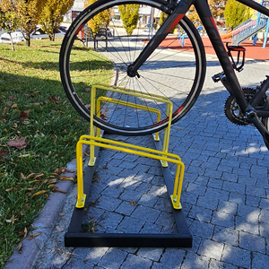 Support de vélo extérieur en acier Triple Eco 112 x 40 cm pour 4 vélos de route, conception à barre de stationnement - Product Image 2