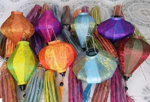 Linterna de seda para interiores Decoración linternas tradicionales hechas a mano que proporcionan luz cálida y elegante disponible para supermercados y minoristas - Product Image 4