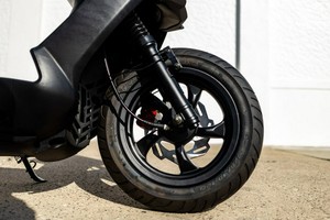 Scooter SUPER PREMIUM 170i à double disque de frein, amortisseurs arrière réglables, moteur quatre temps, sans fil/à batterie - Acompte - Product Image 4