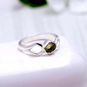 Anillo de plata de moldavita natural, piedra de moldavita en bruto hecha a mano de Ley 925 para beneficios curativos, joyería de boda - Product Image 5