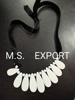Collier de perles en os de coquillage poli sculpté à la main, fait sur mesure, écologique, style artisanal, pour mariage, mode, collection indienne