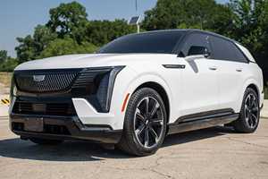 CADILLAC ESCALADE IQ SPORT 2025-2026 SUPER LIMPIO, 6 PLAZAS, TRANSMISIÓN AUTOMÁTICA, LISTO PARA ENVIAR - Product Image 2