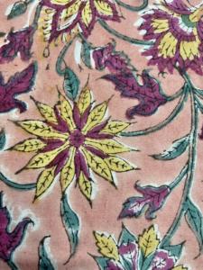 Tela de Algodón Estampada a Mano con Diseño Floral de Melocotón |   Textil Botánico Tradicional de la India - Product Image 3