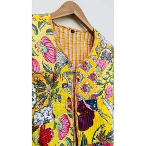 Veste en coton matelassée réversible style bohème, patchwork, avec franges, sequins, plumes, décorations de perles, logo personnalisable - Product Image 4
