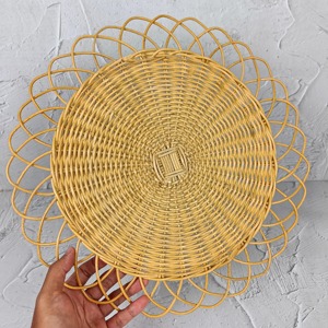 Plateau rond en rotin tressé à la main avec coquillages, cadeau de Noël, artisanat, parfait pour la table et décoration élégante de la maison - Product Image 5