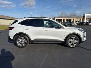 Impresionante Ford Escape ST-Line AWD 2024 Blanco Usado con Techo Solar, Arranque Remoto, Asientos de Cuero, Transmisión Automática, Llantas de Aleación y Navegación - Product Image 2