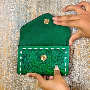 Bolso de Mujer Personalizado Estilo Vintage, de Primera Calidad, con Diseño Floral Verde, Estilo Occidental, de Cuero Vacuno Genuino, Regalos para Vaqueras - Product Image 3