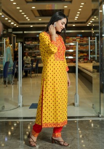 Conjunto Tradicional Indio-Pakistaní para Mujer, Kurta Elegante en Línea A, Bordada en Amarillo, de Algodón Puro con Estampado Floral, Pantalón y Dupatta - Product Image 2