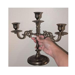 Candélabre en métal raffiné pour la décoration de la maison et des événements, porte-bougie à plusieurs bras avec une finition traditionnelle sophistiquée - Product Image 4