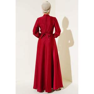 Robe modeste en satin plissé bordeaux entrecroisé - Product Image 4