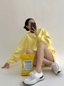 เซ็ตชุดวอร์มผ้าฟลีซมีฮู้ดสำหรับผู้หญิงเสื้อสเวตเชิ้ตเปิดไหล่ปล่อยแบบเรียบมีฮู้ดกางเกงขาสั้นสองชิ้นลำลองของผู้หญิงขายส่ง - Product Image 2