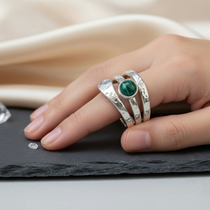 Bague élégante en argent avec pierre précieuse malachite, design martelé, bande empilable unique - Product Image 3