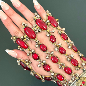 Arnés Tribal Rojo Rubí Dramático con Piedras de Resina Ovaladas en Cascada y Campanas Colgantes de Plata Elaboradas - Product Image 4