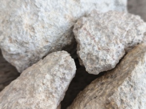 La pirofilita de alta calidad es esencial para productos de fricción de alto rendimiento, ya que proporciona estabilidad y resistencia al desgaste bajo el calor. - Product Image 1