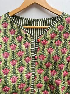 Veste matelassée réversible écologique à motifs floraux en jersey de coton respirant à boutons, dessinée à la main en Inde - Product Image 3