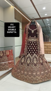 Lehenga Choli en velours exquis fait à la main le plus vendu pour les occasions festives avec du fil doré et des détails perlés d'Inde - Product Image 3