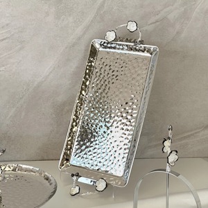 Las bandejas de servicio de metal preciosas martilladas a mano más exigentes para alimentos Mangos florales decorativos en blanco y negro - Product Image 1
