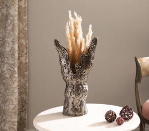 Vases en métal vintage: l'élégance moderne rencontre la beauté florale Vases en métal exquis parfaits pour les intérieurs élégants - Product Image 1