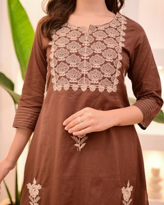 Ensemble élégant 3 pièces en cordon, Kurti, pantalon et dupatta réversibles pour soirée, avec imprimé numérique vibrant et détails en relief - Product Image 4