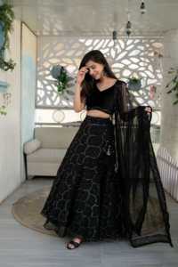 Lehenga Choli noir de style traditionnel avec motif de cercle de paillettes et Dupatta pour les fêtes d'hiver prix de gros en gros - Product Image 4
