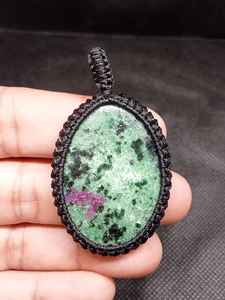 Collar con Colgante de Macramé de Rubí Zoisita, Joyería Boho Hecha a Mano para Mujer, Cordón Ajustable - Product Image 6