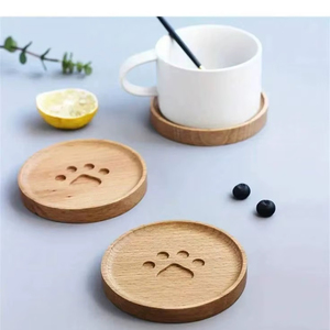 Sous-verre en bois festif de haute qualité conçu pour apporter un charme de vacances rustique et une beauté naturelle aux tables à manger - Product Image 1