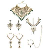 Magnifique ensemble de bijoux de mariée imitation Meenakari vert, comprenant un collier ras-du-cou, des jhumkas, un mathapatti et un nath, en or ethnique, idéal pour les mariages et les fêtes.