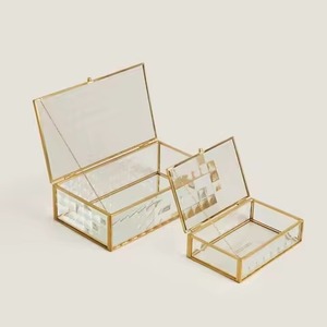 กล่องเครื่องประดับแก้วคริสตัลตกแต่งกรอบโลหะสีทองในรูปทรงที่แตกต่างกัน - Product Image 1