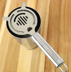 Colador de Cócteles Profesional de Acero Inoxidable, Resorte de Alta Resistencia, Vertido Suave, Diseño Compacto, Perfecto para el Hogar y Bares - Product Image 4