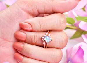 แหวนพลอยมูนสโตนสีน้ำเงินสำหรับงานตัดรูปลูกแพร์ธรรมชาติแหวนหมั้นทำจากหินวันเกิดที่มีเอกลักษณ์เป็นรูปตัววีของขวัญวันแม่ - Product Image 3