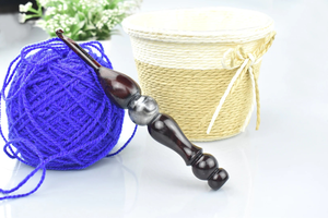 Crochet ergonomique en palissandre Mélange de résine époxy noire Tailles 3mm-16mm Crochets artisanaux pour tricoter et crocheter - Product Image 2