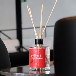 Ensemble Aromatique-Diffuseur avec Bâtons 250ml-Parfum Figue et Roses + Bougie Parfumée Pot Blanc 100g-Parfum Citronnelle - Product Image 4
