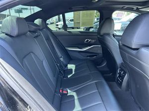 รถบีเอ็มดับเบิลยู ซีรีส์ 3 รุ่น M340i xDrive ปี 2025 สีดำสุดหรู รถมือสอง พร้อมหลังคาซันรูฟ สตาร์ทเครื่องยนต์จากระยะไกล เบาะหนัง เกียร์อัตโนมัติ ล้อแม็ก - Product Image 4