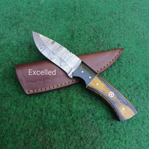 Couteau de chasse en acier Damas de haute qualité fait à la main personnalisé avec manche en bois Pakka et résine avec étui en cuir - Product Image 1