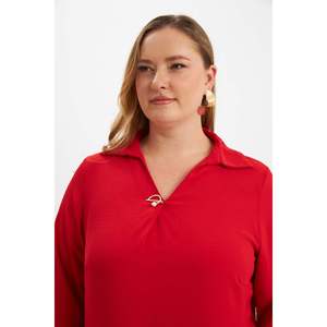 Robe longue tissée rouge grande taille pour femme RMG avec col élégant orné d'une broche et fente latérale stylée - Product Image 2