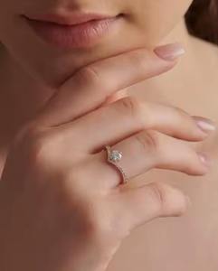 Bague Solitaire Ronde Chevron en Or 18Kt avec Diamant Central 025 Ct et Pierres Latérales 019 Ct Design Minimal Élégant pour Cadeaux - Product Image 5