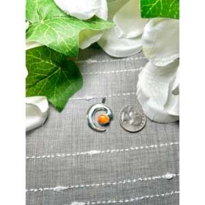 Colgante de Plata de Ley con Diseño de Ostra Espinosa Hecho a Mano por Joe Martinez, con Incrustaciones de Perla y Acabado en Oro Rosa y Platino - Product Image 2
