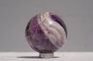 ลูกบอลคริสตัลอเมทิสต์แกะสลักด้วยมือหินธรรมชาติพลอยขัดเงาทรงกลมสำหรับตกแต่งบ้านและของขวัญ - Product Image 5