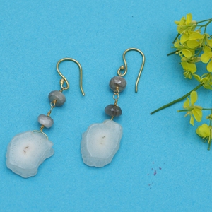 ต่างหูห้อยทรงหรูหราสำหรับผู้หญิง ประดับด้วยมูนสโตนสีเทาและควอตซ์โซลาร์ ทำด้วยมือ ชุบทอง 18k ผลิตจากทองเหลือง ดีไซน์ทันสมัย เหมาะสำหรับงานแต่งงาน - Product Image 1