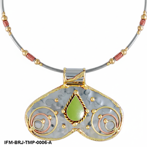 Collar con Colgante de Metal Mixto Tri-Metal, Diseño Martillado Artesanal con Piedra Verde, Gargantilla Boho Artesanal - Product Image 3