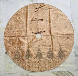 Elegante falda de árbol de Navidad con textura lujosa y colores ricos para mejorar el aspecto festivo de su árbol de vacaciones - Product Image 1