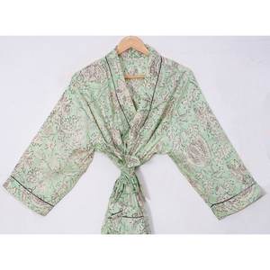 Kimono en soie d'été léger et confortable pour femmes avec de beaux vêtements de nuit sérigraphiés - Product Image 6