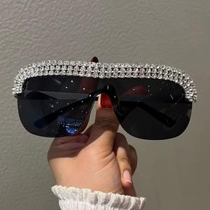 Des cadres métalliques élégants et raffinés ajoutent de la durabilité et de la résistance tout en conservant une sensation de légèreté qui reste confortable toute la nuit. - Product Image 1