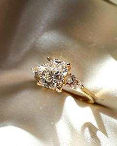 Bague de fiançailles à trois pierres en diamant Moissanite taillé en coussin de 2 carats pour femme Bague de mariage en Moissanite à coussin allongé pour femme - Product Image 2