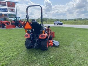 รถแทรกเตอร์สวน Kubota B2301HSD ขับเคลื่อน 4 ล้อ ประสิทธิภาพสูง พร้อมอุปกรณ์ตักและขุดดิน ออกแบบมาเพื่อการทำงานในพื้นที่เกษตรกรรมที่มีความยากลำบาก - Product Image 5