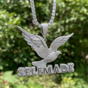 Colgante Personalizado de Plata de Ley 925 con Letra de Pájaro y Moissanita, Chapado en Oro de 14K, de Alta Calidad, con la Frase 'Make Money Not Friends', Estilo Iced - Product Image 1
